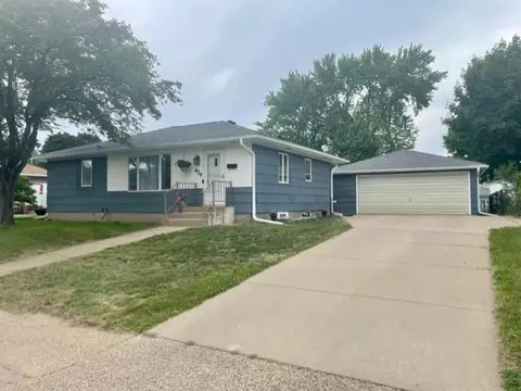 614 W Sarnia St, Winona, MN 55987