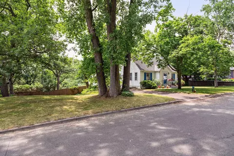 464 Glenwood Ave, Roseville, MN 55113
