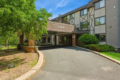 1304 W Medicine Lake Dr #102, Plymouth, MN 55441