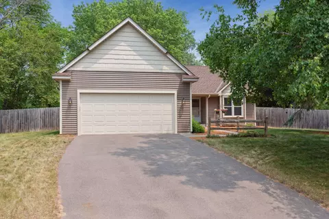 361 72nd St N, Mahtomedi, MN 55115