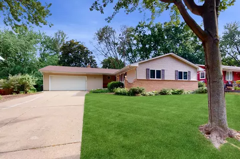 1014 Carlton Dr, Shoreview, MN 55126