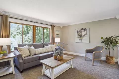 6617 Oakridge Ct, North Branch, MN 55056