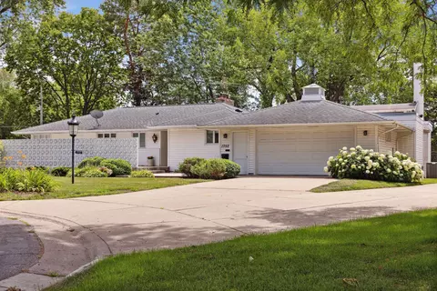 1752 Hampshire Ct, Saint Paul, MN 55116