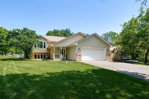 2772 Southlawn Dr, Maplewood, MN 55109