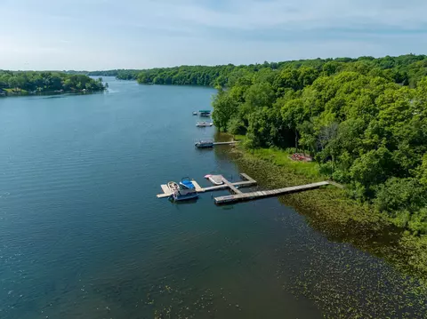 716 Lake Point Dr, Chanhassen, MN 55317