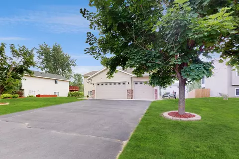 900 Marigold Dr, Cambridge, MN 55008