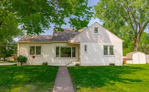 889 Lovell Ave W, Roseville, MN 55113