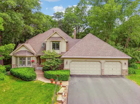 2205 Wildwood Ct, Burnsville, MN 55306