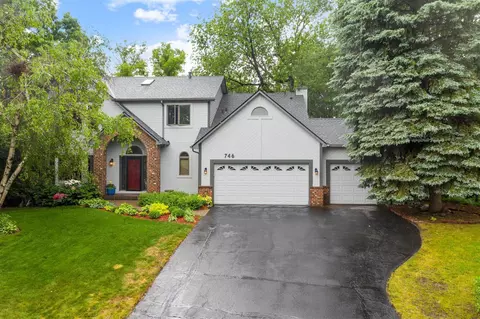 746 Saddle Wood Dr, Eagan, MN 55123