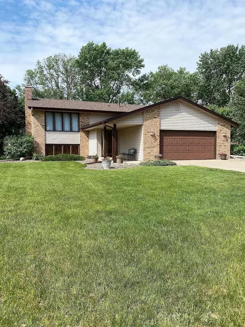 1550 Skyview Dr, Chaska, MN 55318