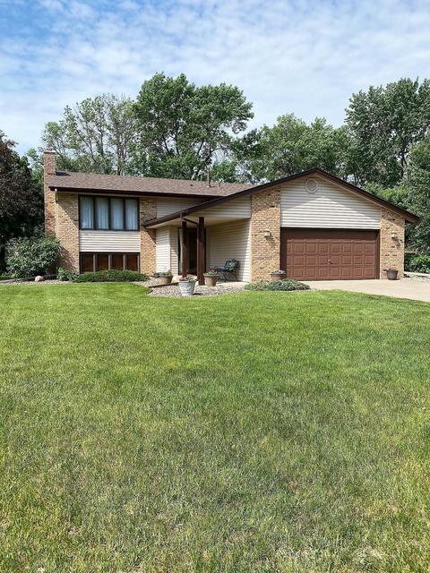 1550 Skyview Dr, Chaska, MN 55318