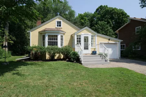 19050 Easton Rd, Deephaven, MN 55391