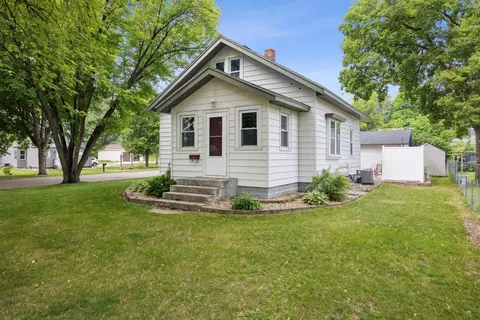596 Jefferson St SE, Hutchinson, MN 55350