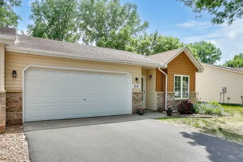 816 Garceau Ln, Vadnais Heights, MN 55127