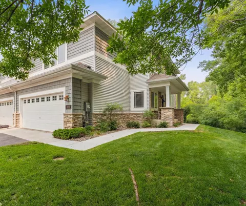623 Sutherland Dr, Woodbury, MN 55129