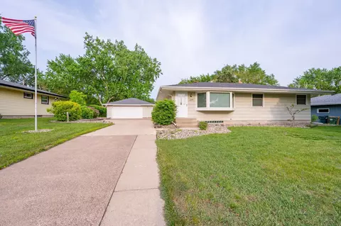 2942 Northview St, Roseville, MN 55113
