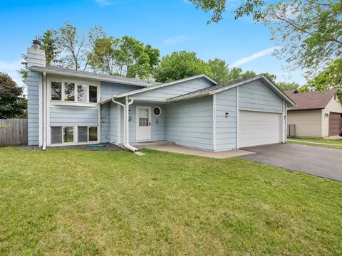 6653 Upper 20th St N, Oakdale, MN 55128