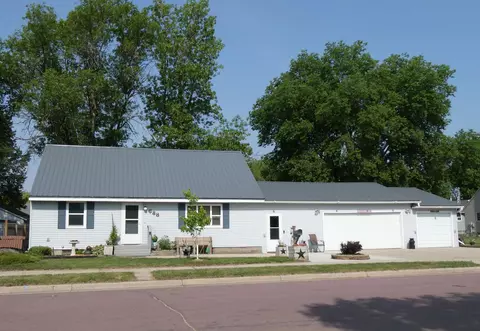 688 Collins Ave, Windom, MN 56101