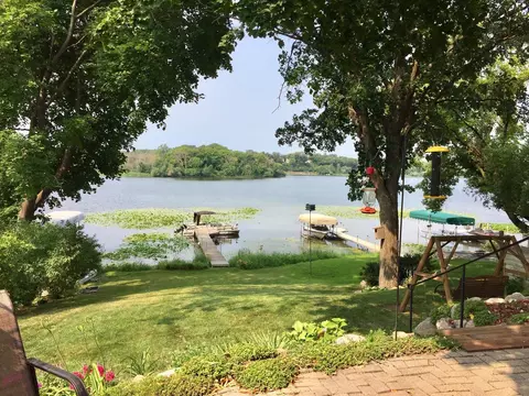 169 Peninsula Rd, Medicine Lake, MN 55441