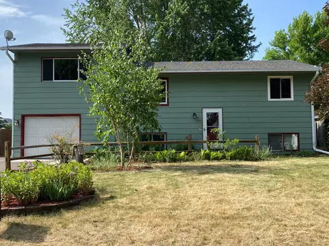 135 18th Ave SE, Cambridge, MN 55008