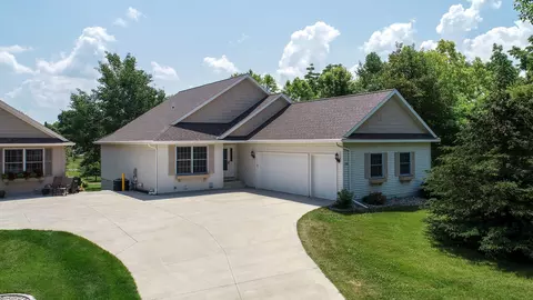 1186 Oakwood Ct NW, Hutchinson, MN 55350