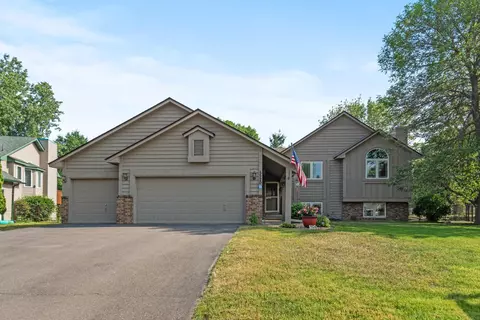 5520 Golfview Ln N, Oakdale, MN 55128