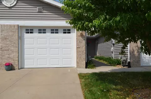 547 Pointe Ct SW, Rochester, MN 55902
