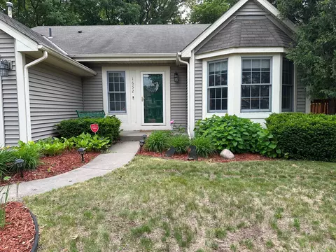 1652 Regatta Dr, Woodbury, MN 55125