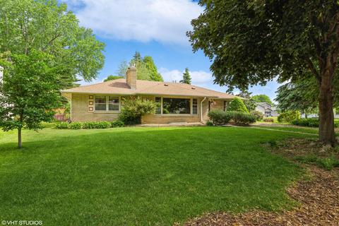 1347 Shryer Ave W, Roseville, MN 55113