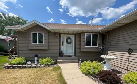 201 Pondview Ln, Saint Joseph, MN 56374