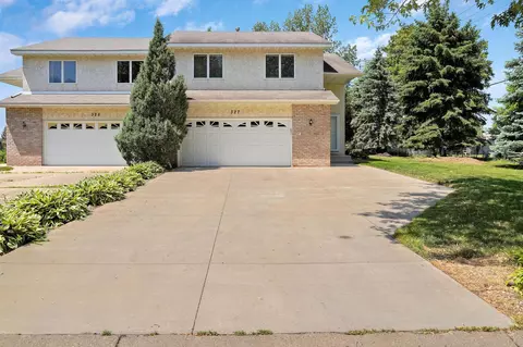 327 Berkshire Ln N, Plymouth, MN 55441
