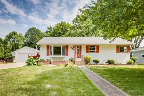 2494 Lydia Ave W, Roseville, MN 55113