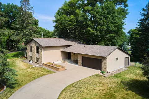 775 Lakeview Dr, Shoreview, MN 55126