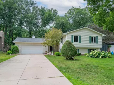9340 Garrison Way, Eden Prairie, MN 55347
