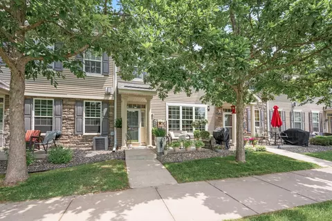 1063 Hillvale Ave N, Oakdale, MN 55128