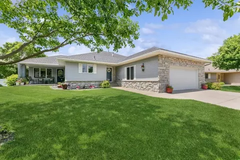 300 Valley View Dr SE, Willmar, MN 56201