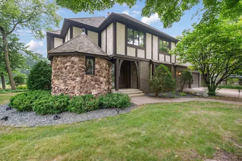 6026 Timberglade Cir, Bloomington, MN 55438