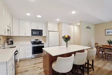 960 Zanzibar Ln N, Plymouth, MN 55447