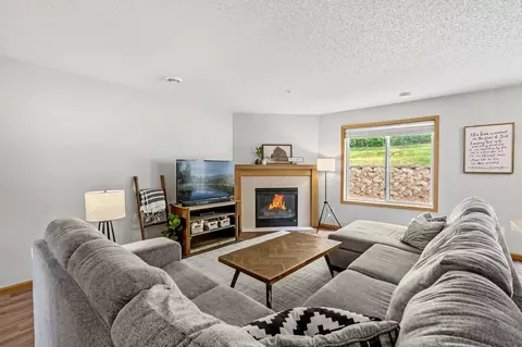 404 Pleasant Ln, Chaska, MN 55318