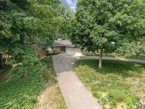 2925 Urbandale Ln N, Plymouth, MN 55447