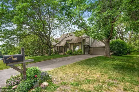 1503 Briarknoll Dr, Arden Hills, MN 55112