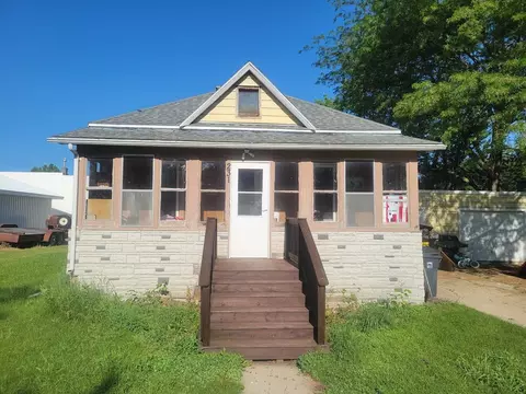 231 7th St, Walnut Grove, MN 56180