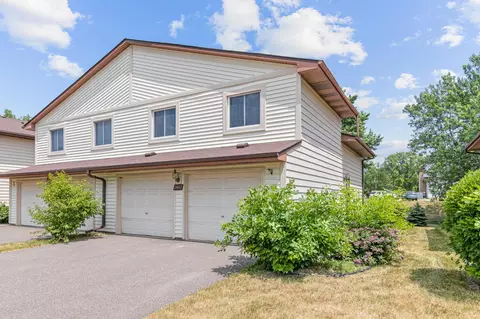 2482 Woodbridge St, Roseville, MN 55113