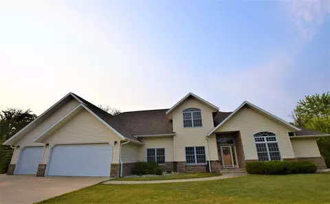 901 6th St SW, Roseau, MN 56751