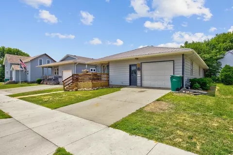 109 4th St, Jackson, MN 56143