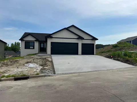 642 Strafford Dr, Zumbrota, MN 55992