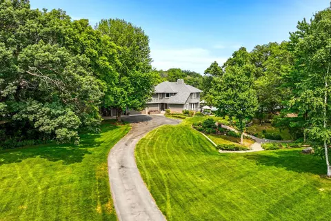 4 Fenlea Cir, Dellwood, MN 55110