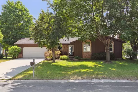 1077 Merrifield St, Shakopee, MN 55379