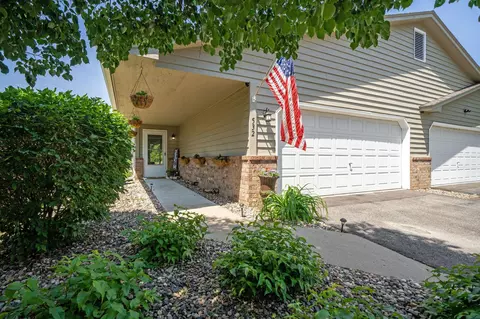 532 Oakhill Cir, Chaska, MN 55318