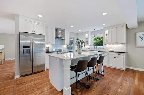 4704 W 70th St, Edina, MN 55435